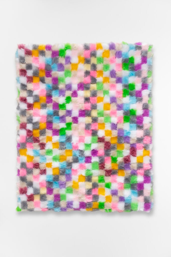 Pintura abstracta de Gerónimo Araquistain formada por una retícula de pequeños cuadrados de colores sobre fondo claro, con textura y composición geométrica contemporánea.